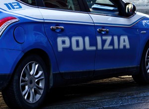 Kierowca zostawił uchyloną szybę w aucie. Włoskie służby ukarały go mandatem