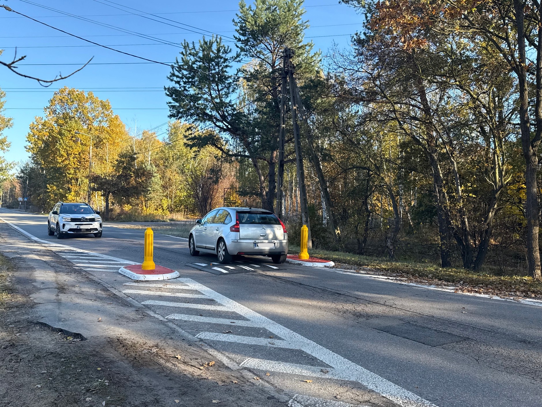 Szybka jazda po garbach wcale nie chroni zawieszenia – raczej mu szkodzi