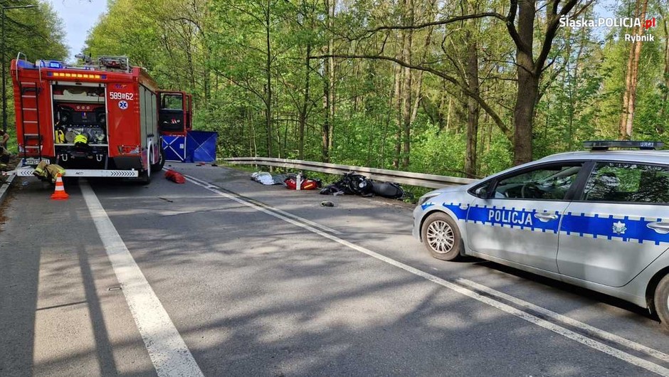 Obraz pochodzący z serwisu https://slaska.policja.gov.pl/kat/informacje/wiadomosci/385040,Wypadek-smiertelny-w-Lyskach.html