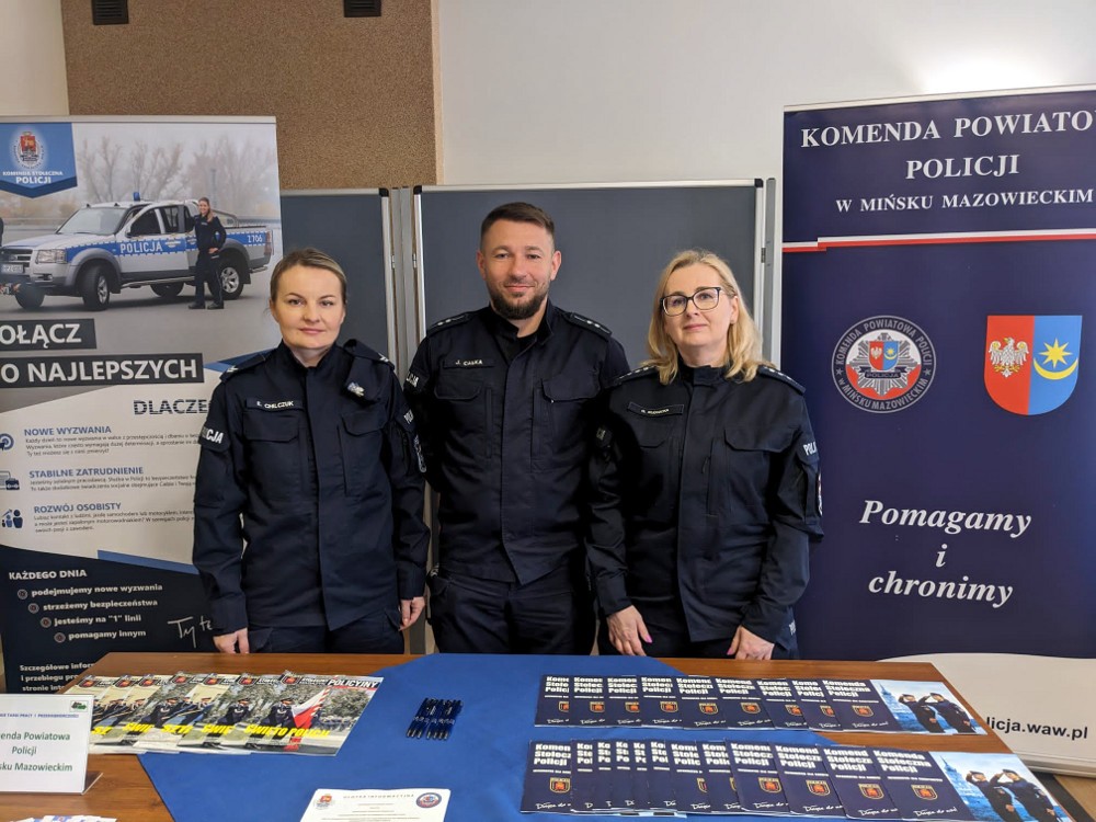 Obraz pochodzący z serwisu https://minsk.policja.gov.pl/pmm/aktualnosci/129221,XIX-MINSKIE-TARGI-PRACY-I-PRZEDSIEBIORCZOSCI-PROMOCJA-ZAWODU-POLICJANTA.html