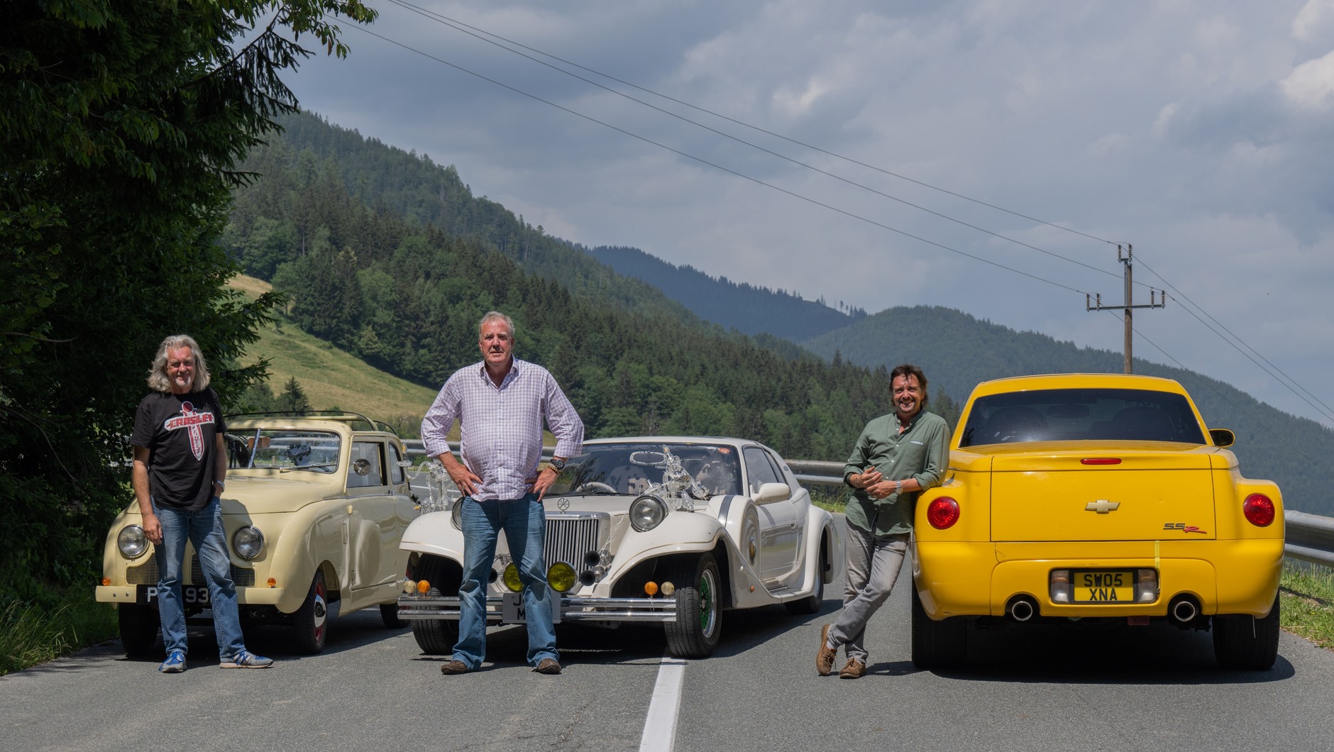 James May, Jeremy Clarkson i Richard Hammond (od lewej) na planie "The Grand Tour: Eurocrash" kręconego m.in. w Polsce