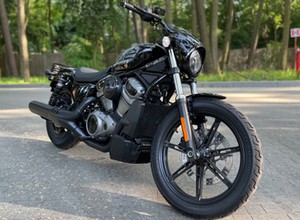 Harley-Davidson Nightster to tańszy brat Sporstera S. Rzuca rękawicę "japończykom"