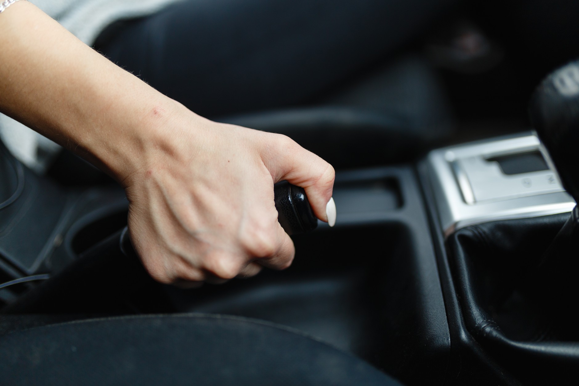 Podwójne zabezpieczenie samochodu przy parkowaniu powinno być podstawą. Najpierw ręczny, a potem włączanie biegu