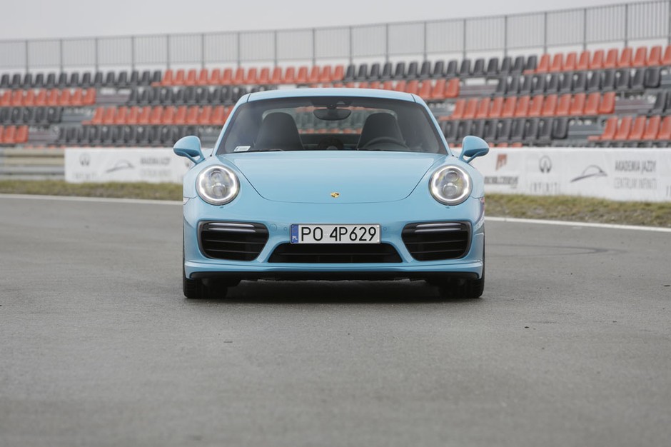 Porsche 911 Turbo S - bajeczne turbo w bajkowym kolorze