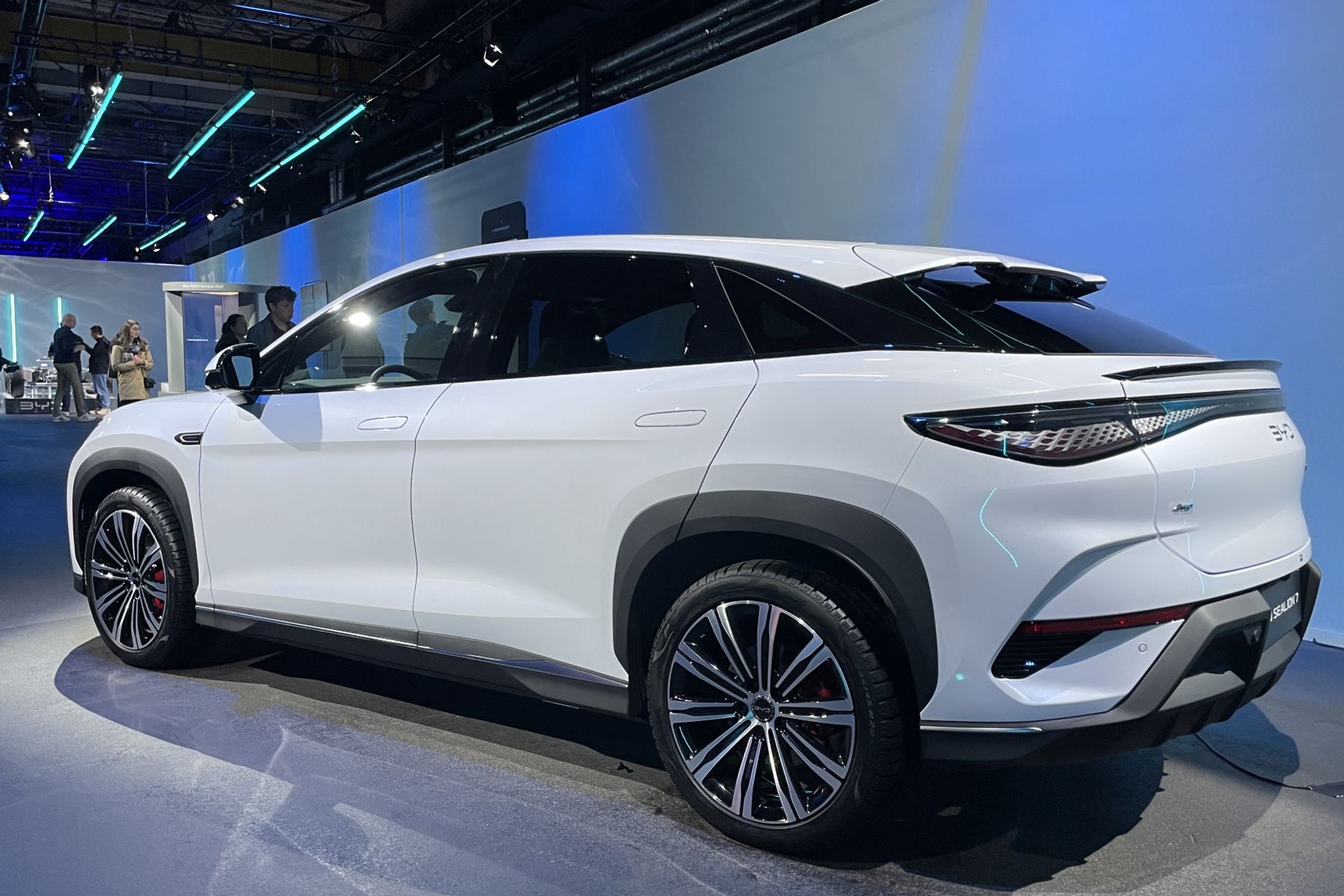 Chiński BYD przegonił Teslę w UE. Drugi miesiąc z rzędu sprzedał więcej samochodów