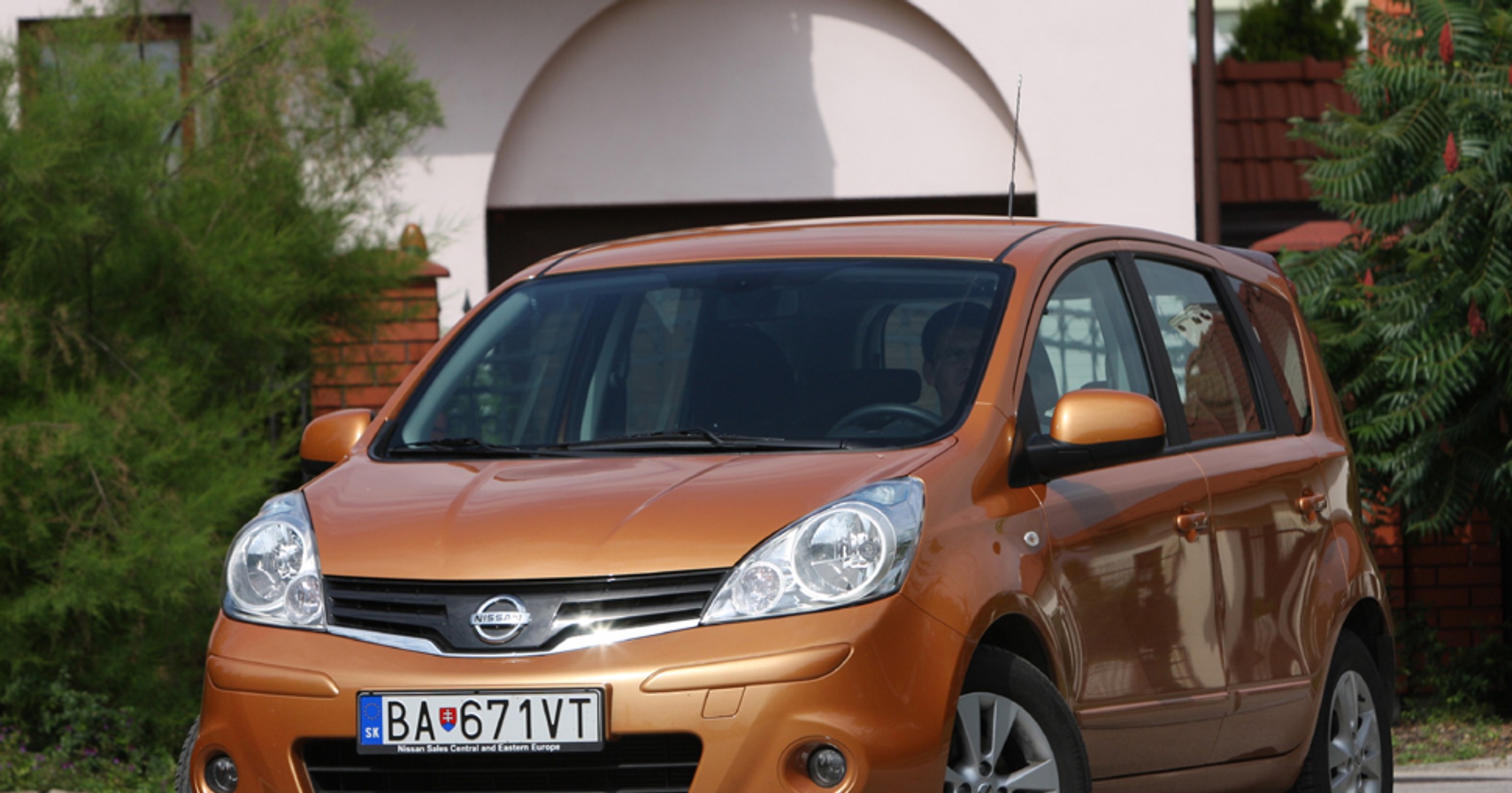 Nissan Note - Wąski, długi i wysoki