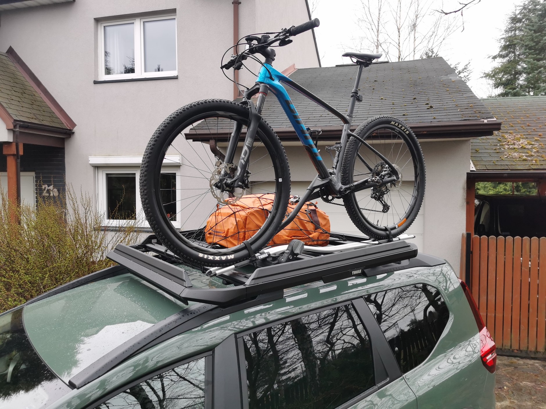 Thule Caprock: każdy z profili, z którego składa się konstrukcja, ma rowek do montażu dodatkowych akcesoriów, np. bagażników rowerowych. Jest to system uniwersalny, tzn. nie muszą być to akcesoria Thule