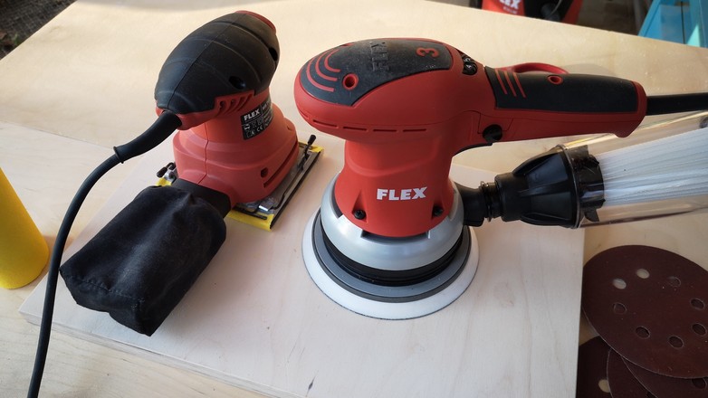 Szlifierki mimośrodowa (orbitalna) i oscylacyjna robią niby to samo, ale jednak inaczej. Choć oba typy szlifierek mają zalety i ograniczenia, bardziej zaawansowanym i uniwersalnym narzędziem jest szlifierka orbitalna