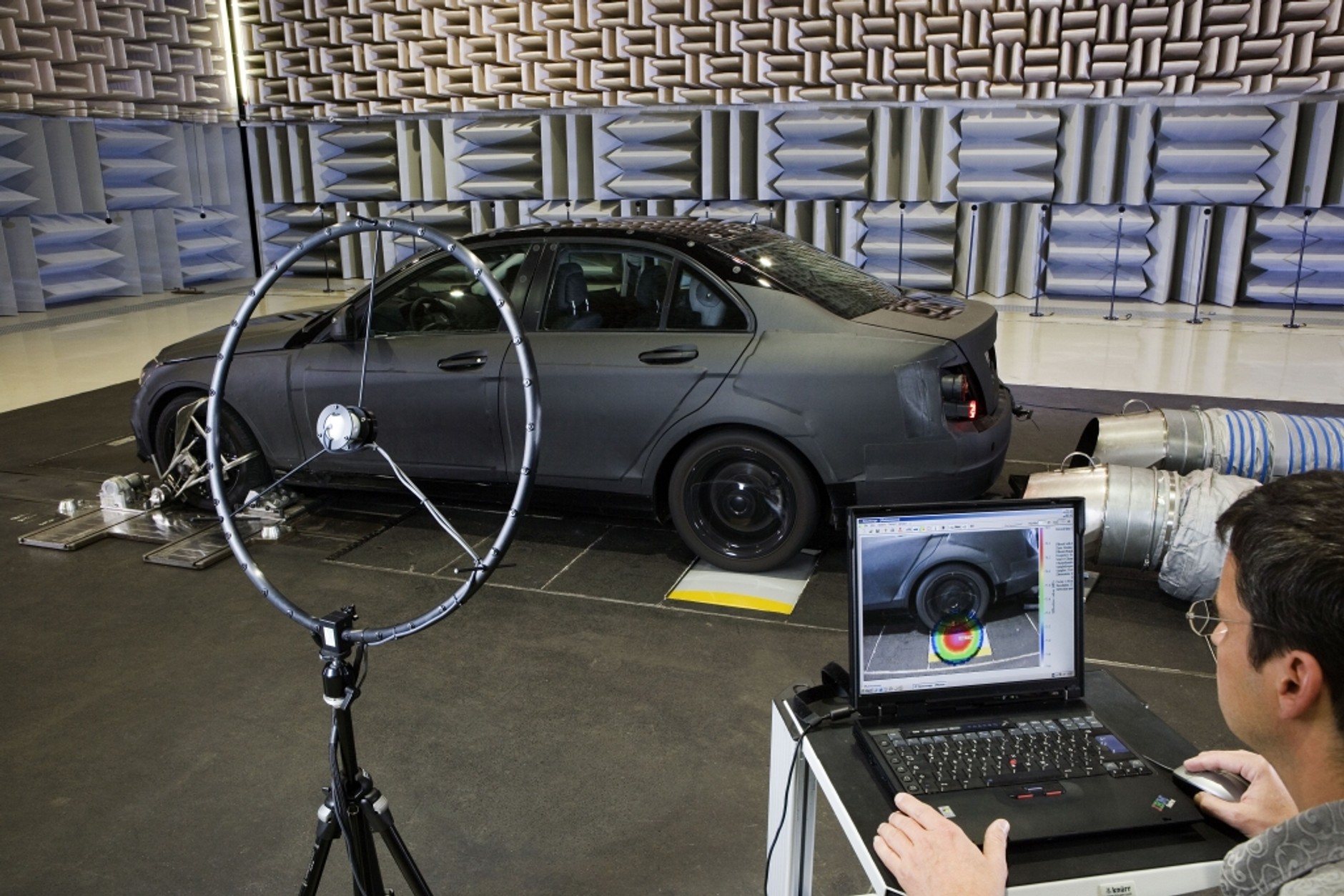 Kamera akustyczna w akcji. Sprawdzanie potencjalnych źródeł nieprzyjemnych dźwięków.