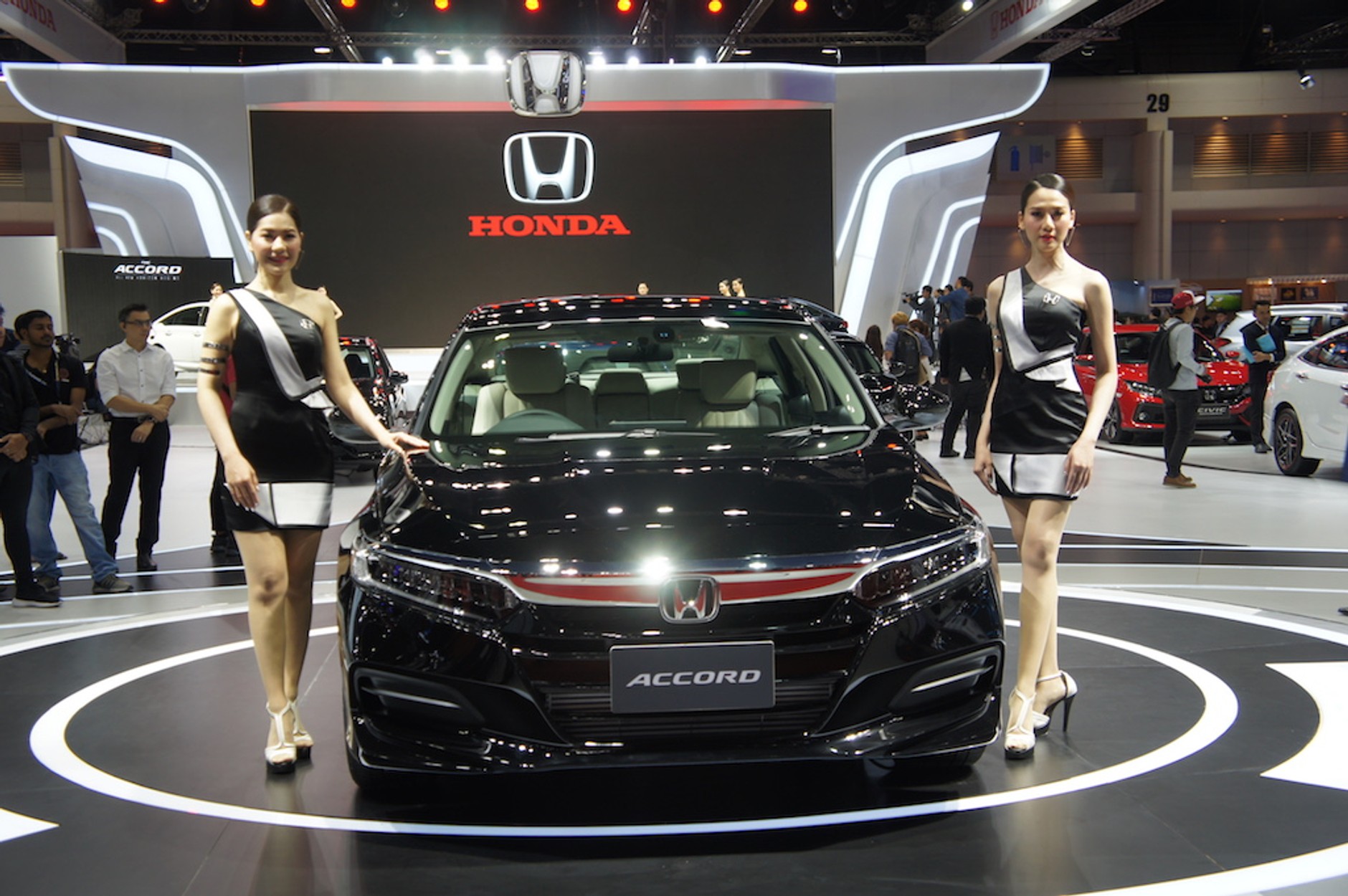 Salon w Bangkoku – modelki i samochody