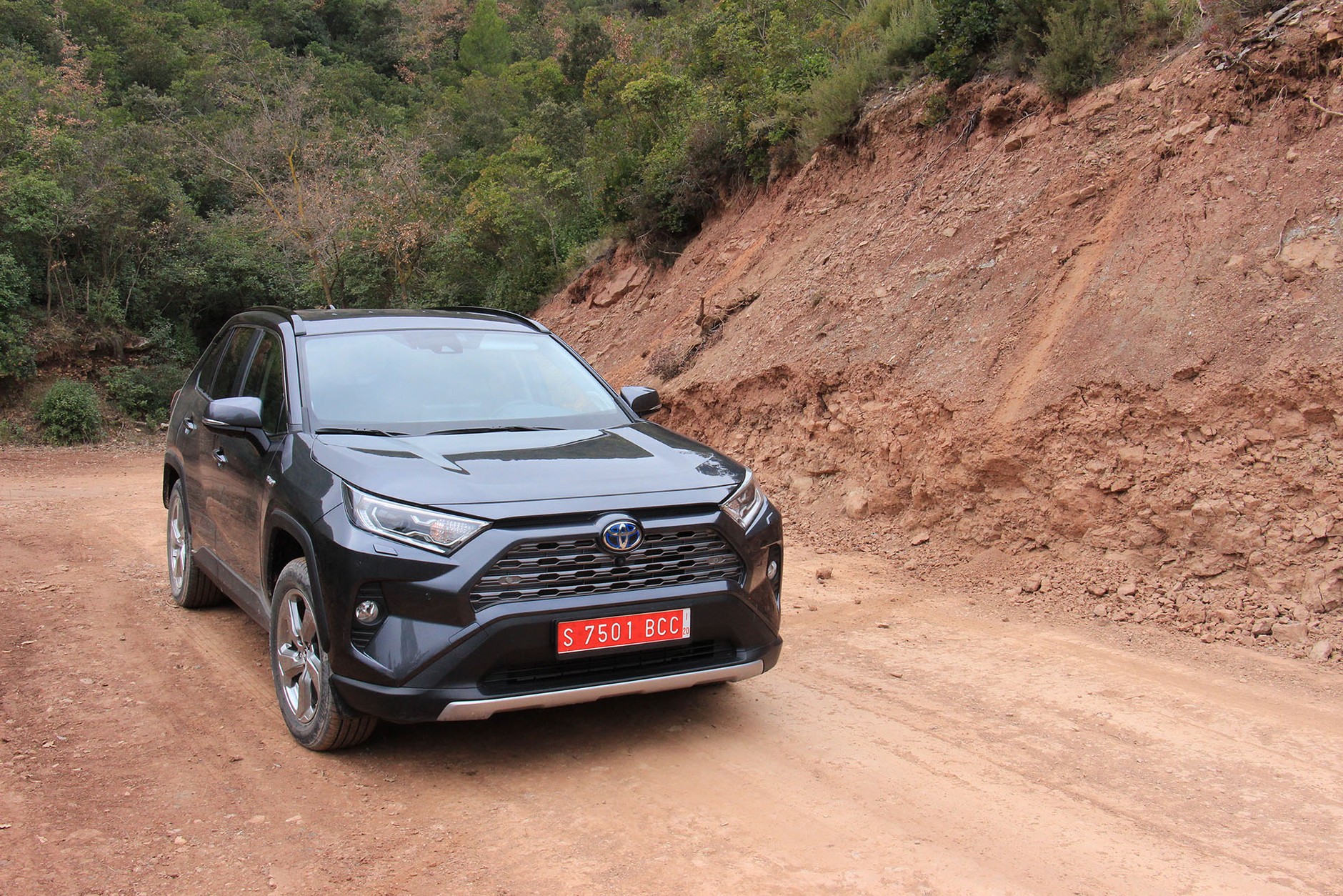 Nowa Toyota RAV4 - jak jeździ wersja hybrydowa?