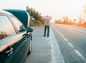 Udają, że zepsuło im się auto, ale tak naprawdę chcą cię naciągnąć! Fałszywe okazje od przydrożnych oszustów
