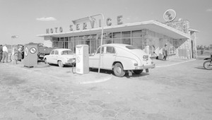 Tak tankowało się samochody w okresie PRL. Myślisz, że ładowanie elektryka jest ciężkie?