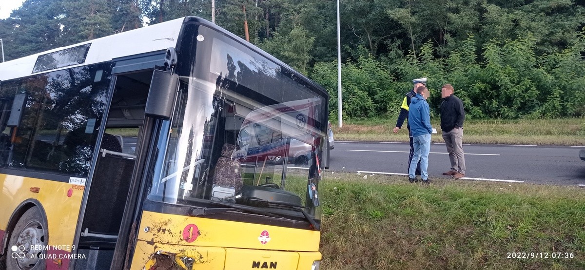 W Opocznie pijany kierowca wjechał autobusem miejskim do rowu