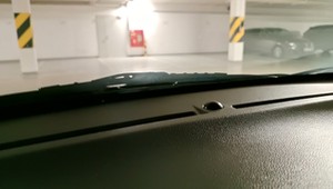 Tajemnicza kulka przy przedniej szybie samochodu. Mało kto wie, do czego służy