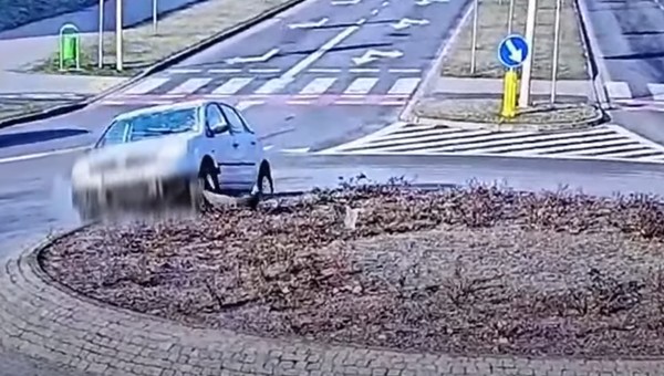 Senior jechał z "lodową przyłbicą". Rozbił auto na rondzie [WIDEO]