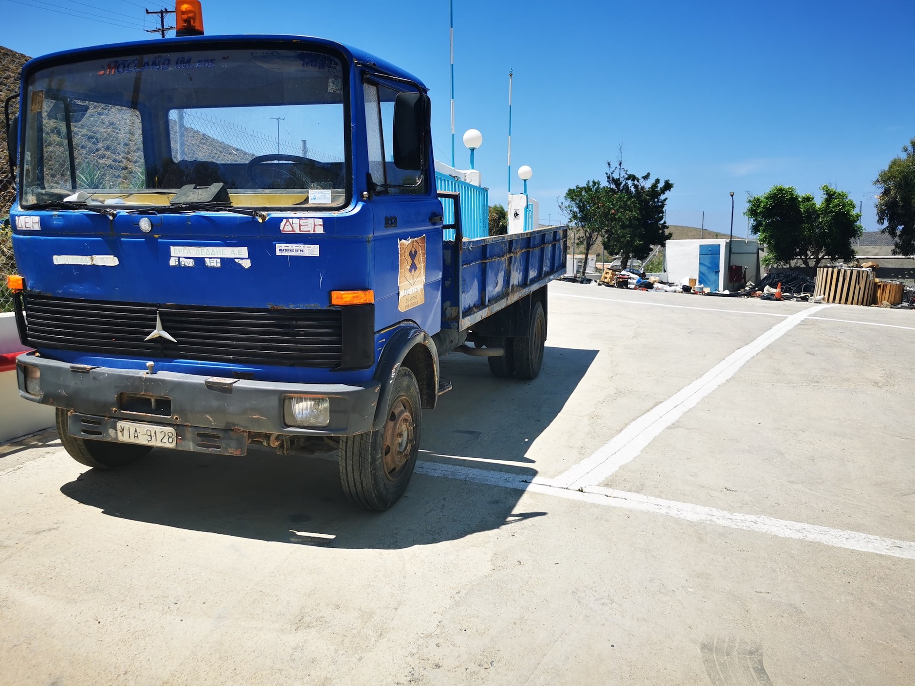 Ten stary Mercedes wciąż służy w elektrowni na wyspie.