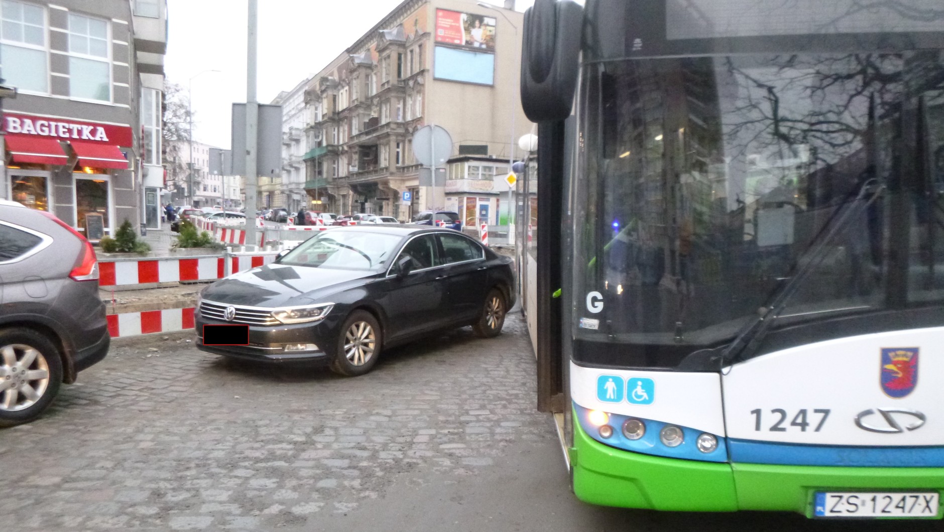 Zaparkowany w niedozwolonym miejscu Volkswagen zablokował drogę autobusowi miejskiemu w Szczecinie