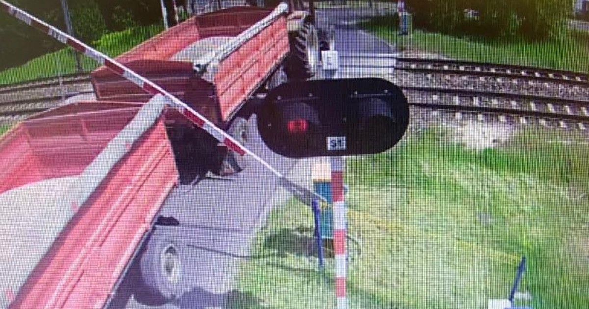 Kierowca ciągnika zniszczył kolejową rogatkę