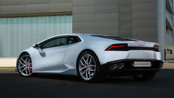 Kierowca Lamborghini udawał obcokrajowca, żeby uniknąć kary. Dostał pięć tys. zł mandatu