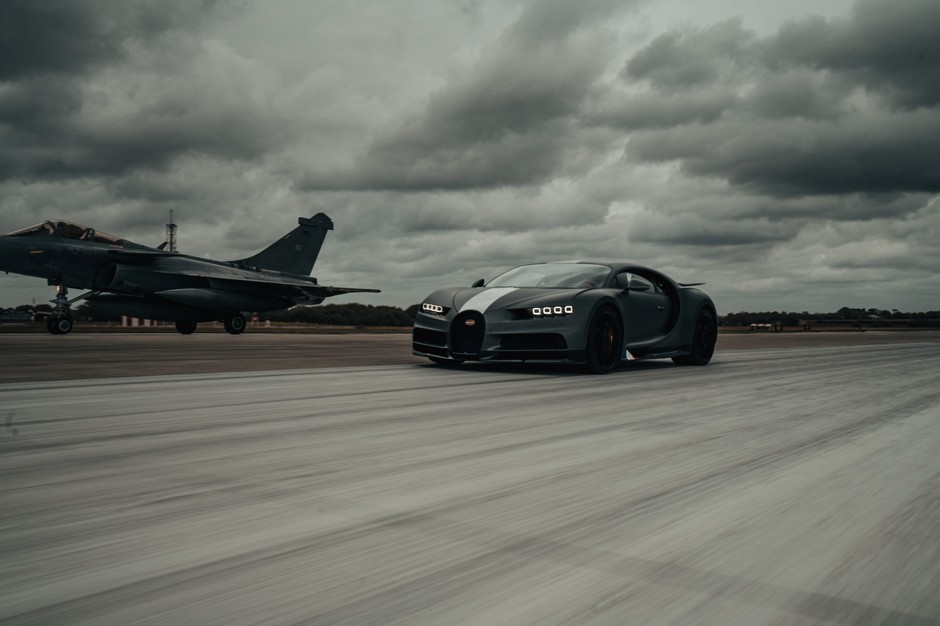 Bugatti Chiron Sport kontra myśliwiec Dassault Rafale Marine