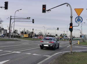 Wolisz mieć rozbite auto czy dostać 30 punktów karnych? Na tym skrzyżowaniu możesz wybierać