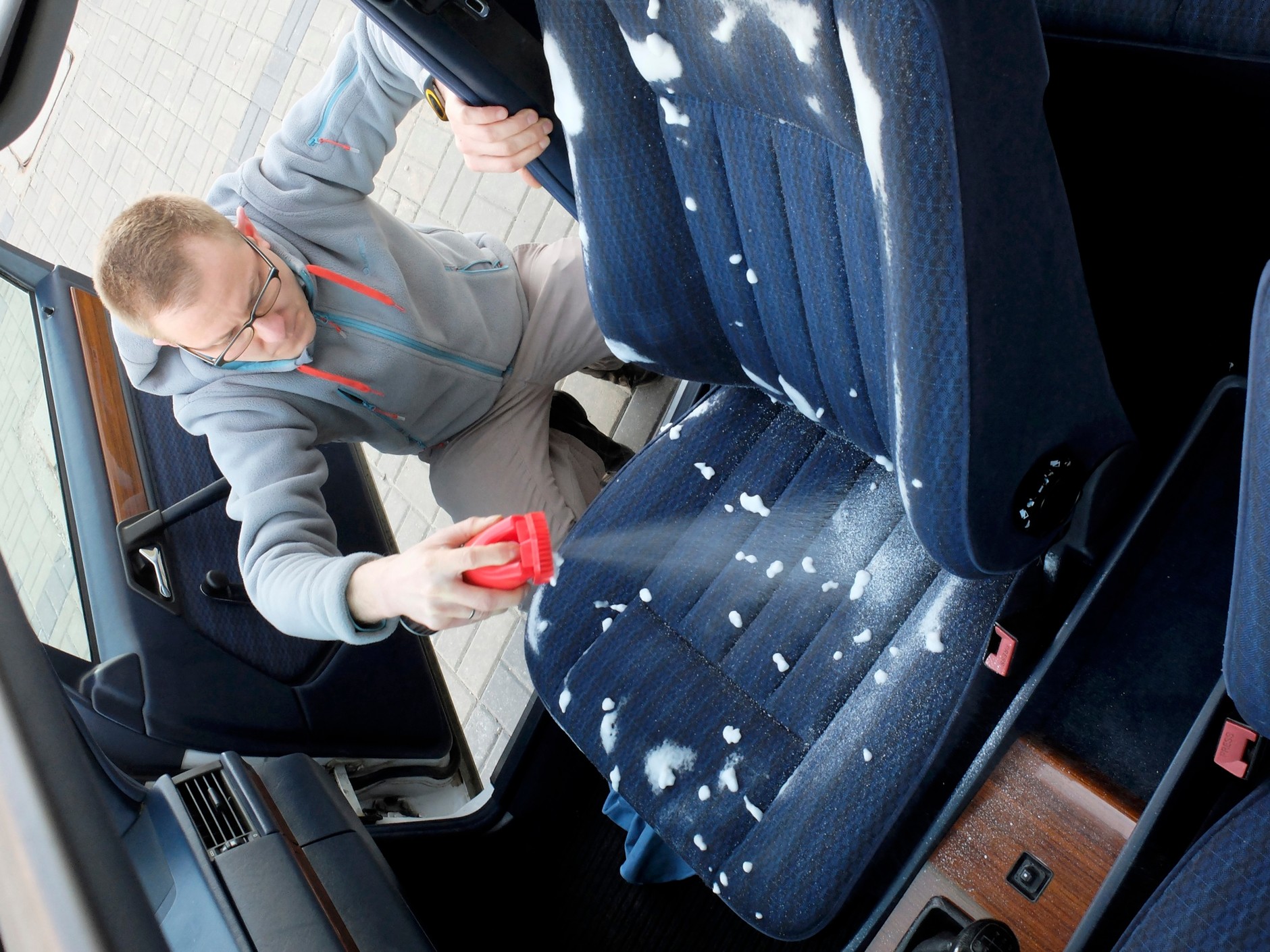 Przykre zapachy w aucie