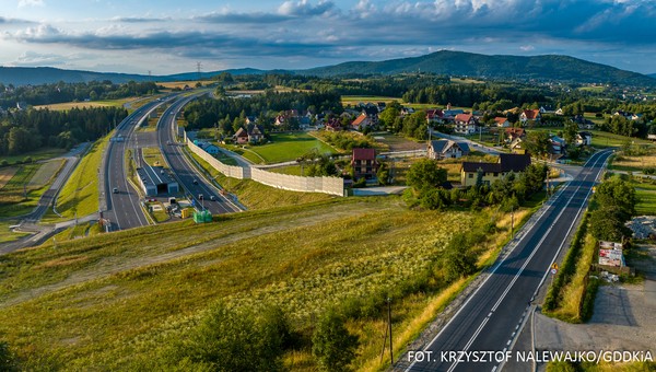 Tunel na zakopiance skrócił czas przejazdu o 20 minut. Kosztował prawie miliard złotych