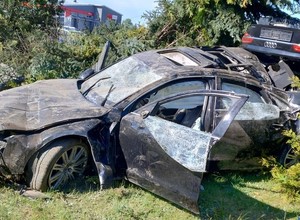 Policjanci ruszyli w pościg za Audi, którego kierowca nie zatrzymał się do kontroli. Auto dachowało w ogródku