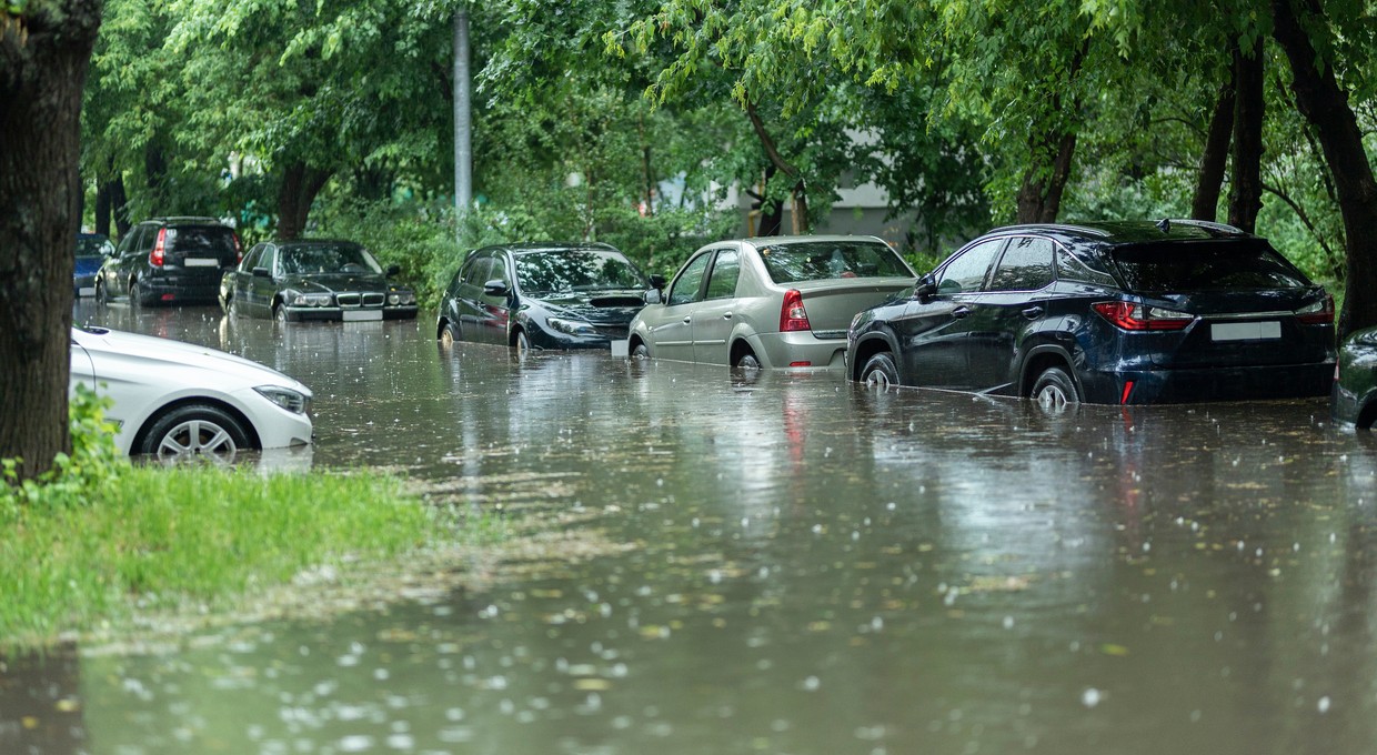 Prawie nowe, tanie i bezwypadkowe. Wyjaśniamy, czy warto kupić auto po zalaniu