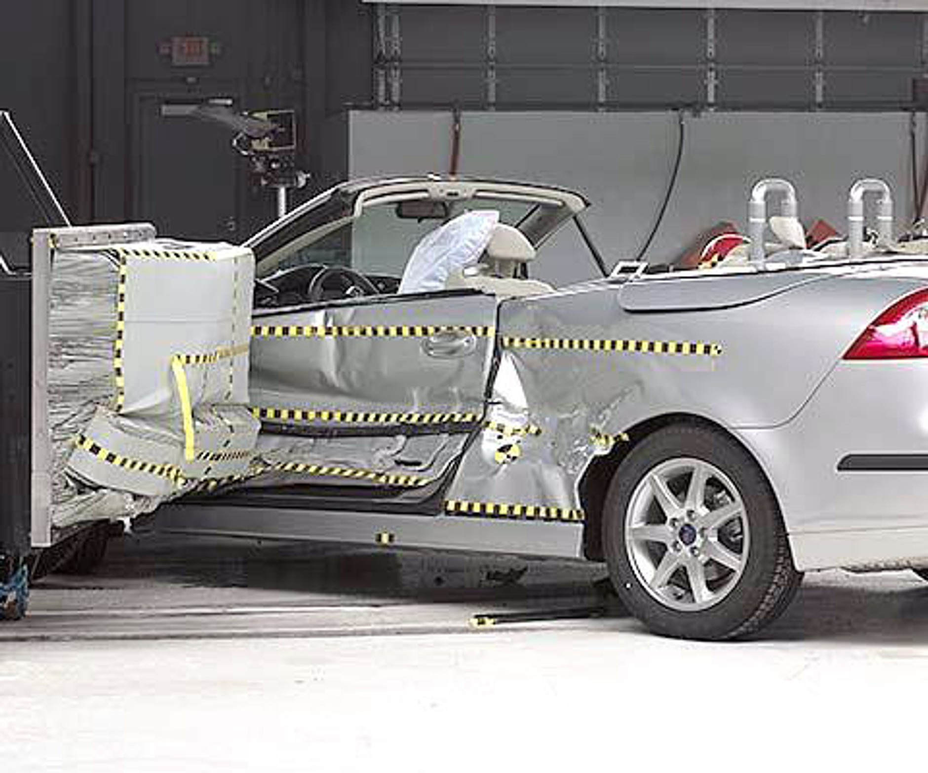 IIHS: najbezpieczniejsze kabriolety to Volvo C70 i Saab 9-3