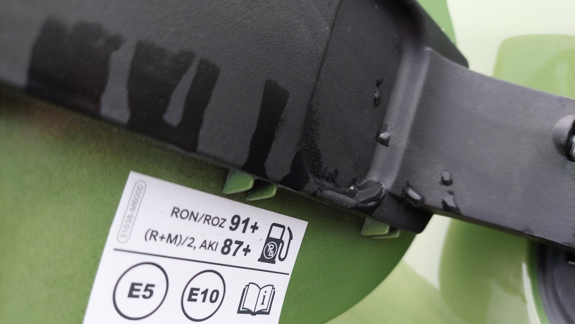 Oznakowanie pod klapką wlewu paliwa: samochód kompatybilny z E10