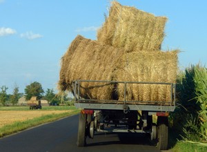 Z naczepy spadły baloty ze słomą i trafiły w motocyklistę. Kierowca może się nie wypłacić