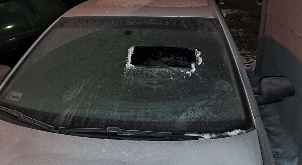Zrobił sobie "wizjer" w lodzie. Tak oczyścił przednią szybę