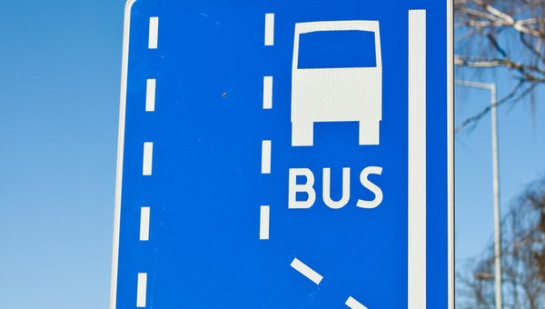 Przejechał buspasem pod komisariatem. Tak policja zatrzymała szefa gangu