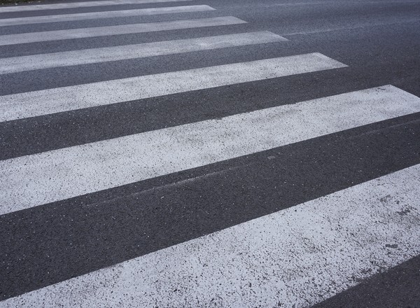 Potrącił nastolatkę na przejściu i uciekł. Dziewczyna była pijana