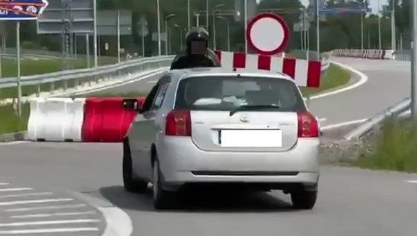 Motocyklista próbował zatrzymać pijanego. Kierowca auta wziął go na maskę