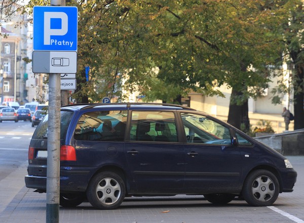 Większa strefa płatnego parkowania i wyższe kary za brak opłaty w Warszawie