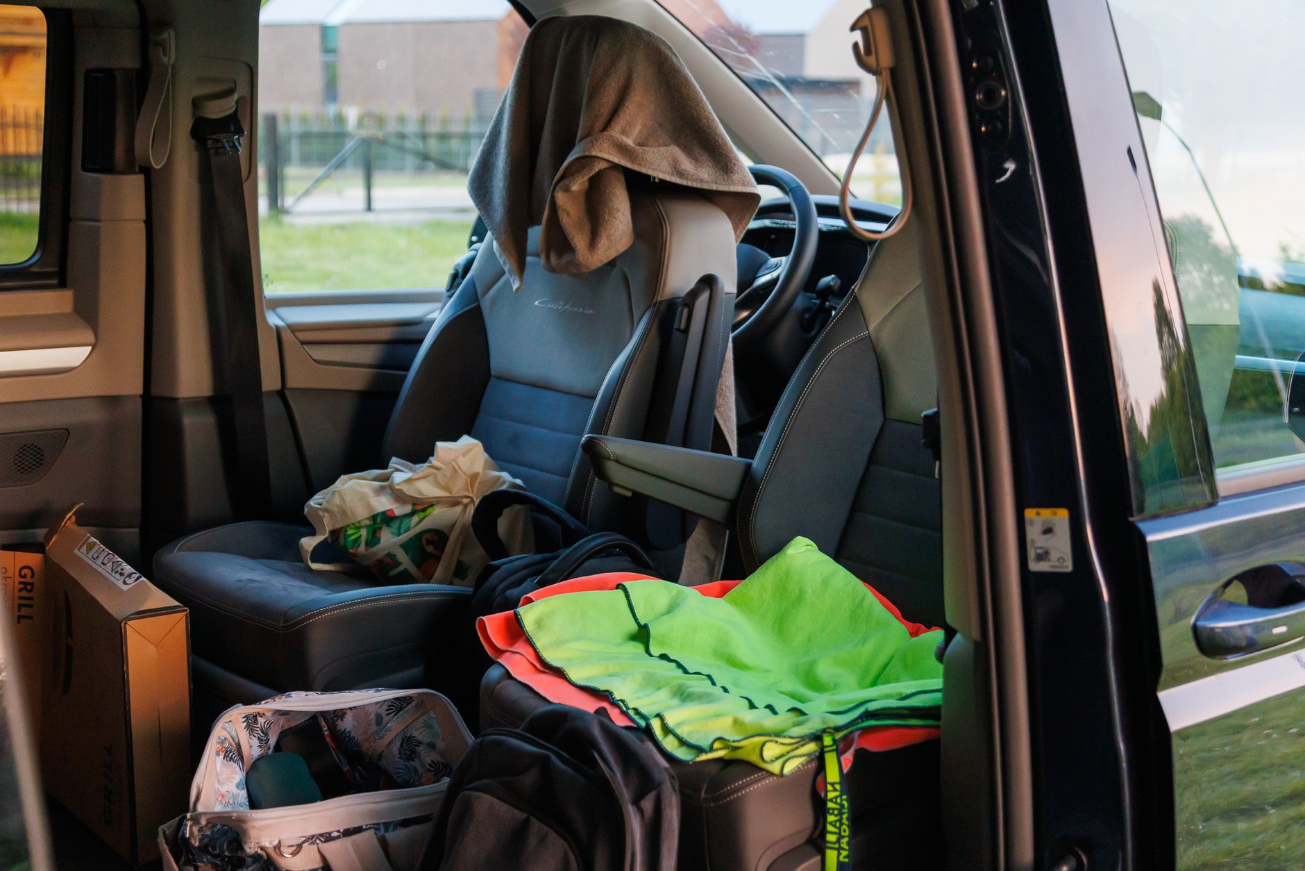 Samochód i przestrzeń wokół niego lepiej zachowywać w czystości. To oszczędza czas na szukaniu i pakowaniu auta do wyjazdu