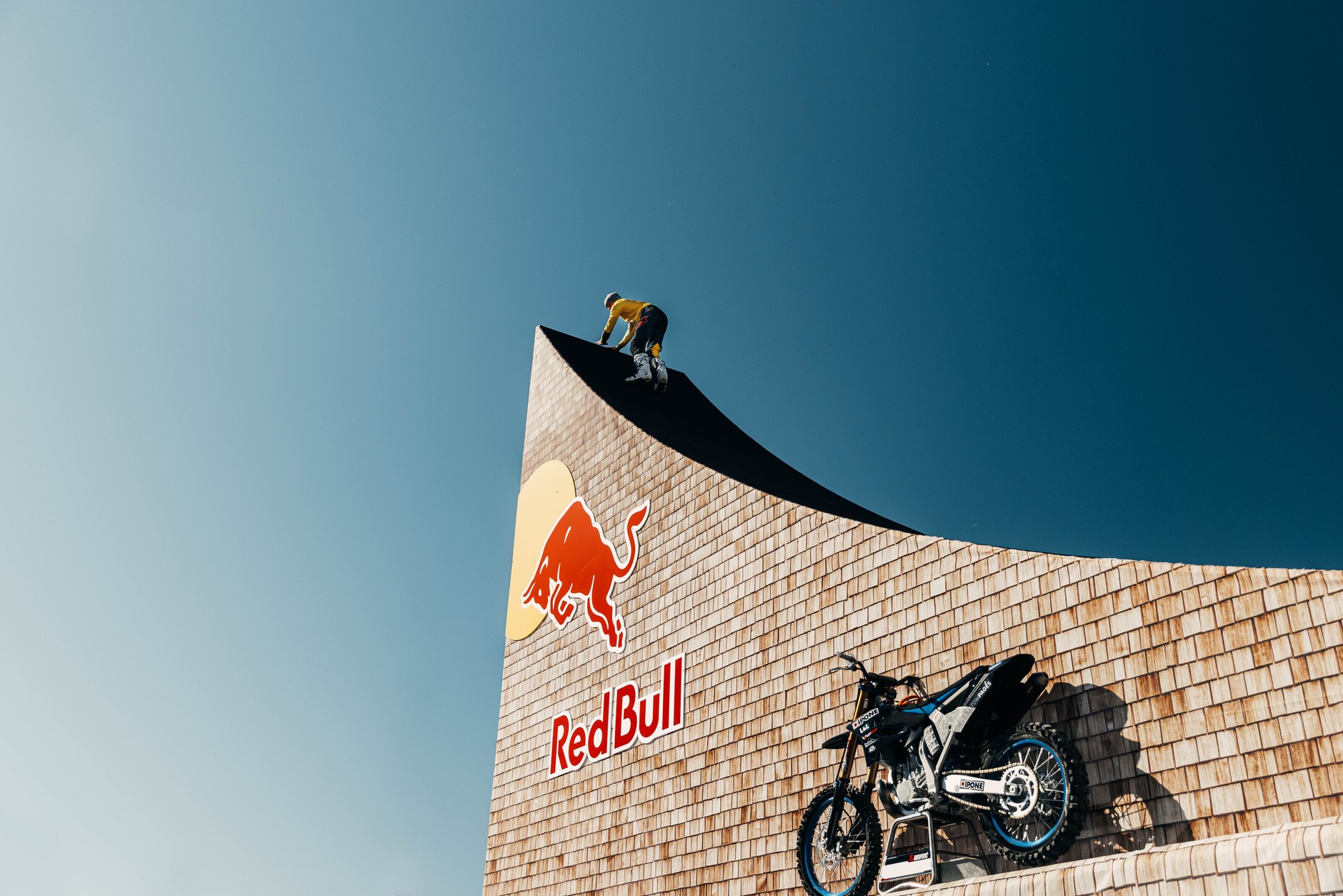 Red Bull Tom Pagès wyskoczył z klifu wprost w przepaść