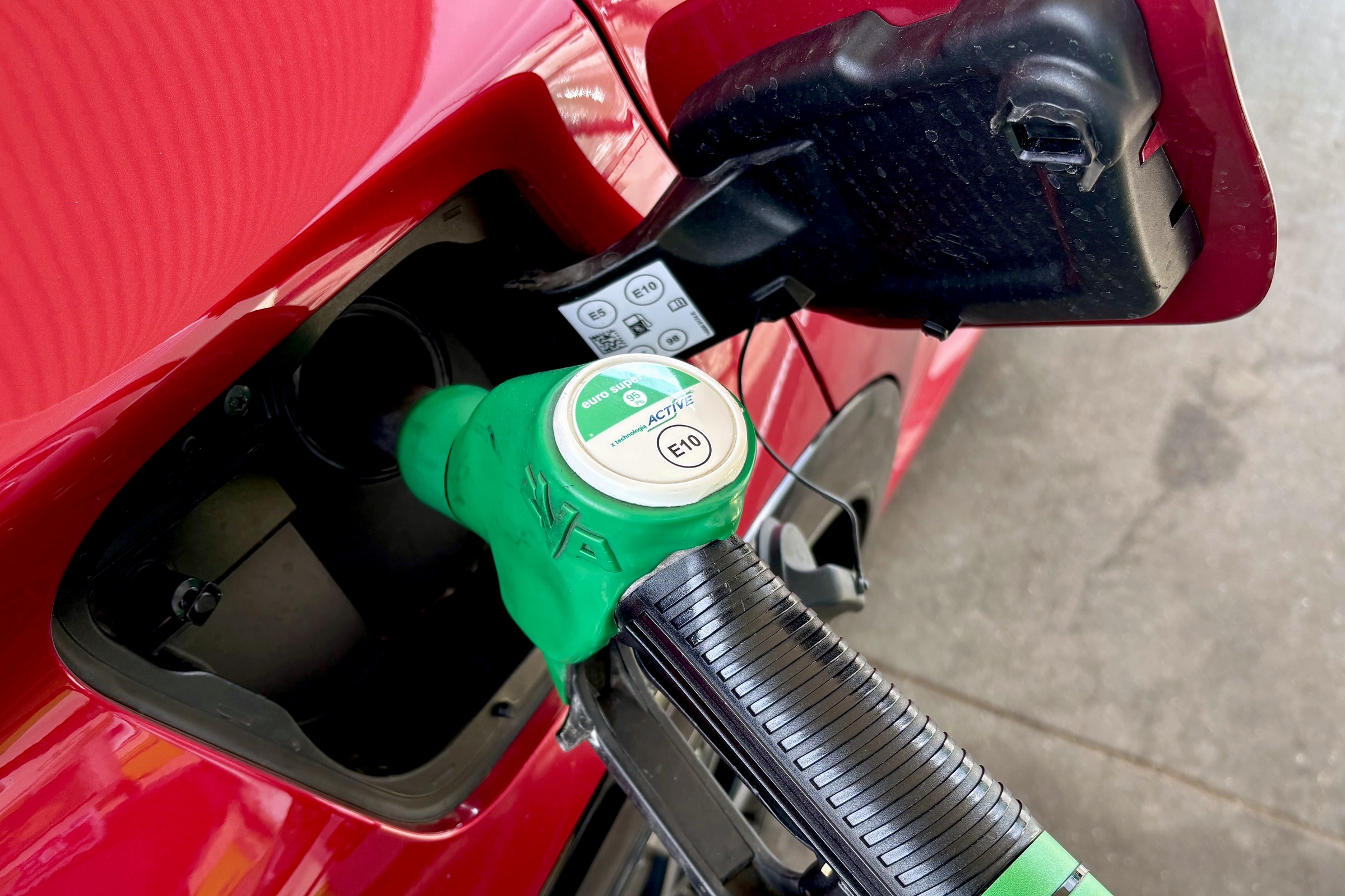 Dzięki CPN kierowcy płacą mniej, ale firmy paliwowe chcą zmian. To możliwe od maja