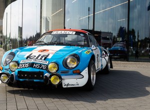 Zwycięzca rajdów, klasyczne Alpine A110 stoi w Katowicach