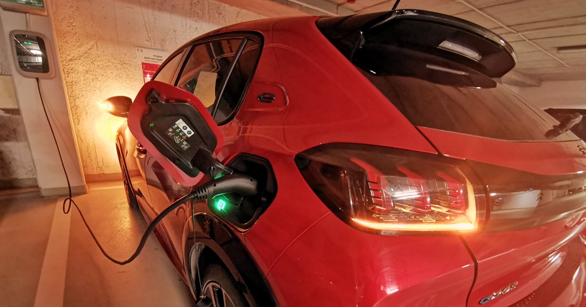 Ładowanie auta elektrycznego w garażu podziemnym