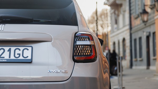 Fiat zrozumiał, że trochę przesadził. Cena hybrydowego SUV-a spadła poniżej 90000 zł