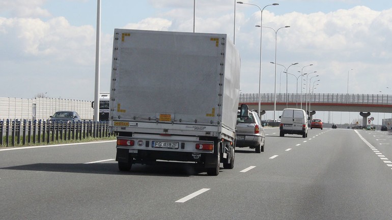 Gdy mamy do dyspozycji trzy pasy, kierujący powinien poruszać się głównie prawym pasem. Ponadto, przy trzech pasach, kierowca może wyprzedzać z prawej strony
