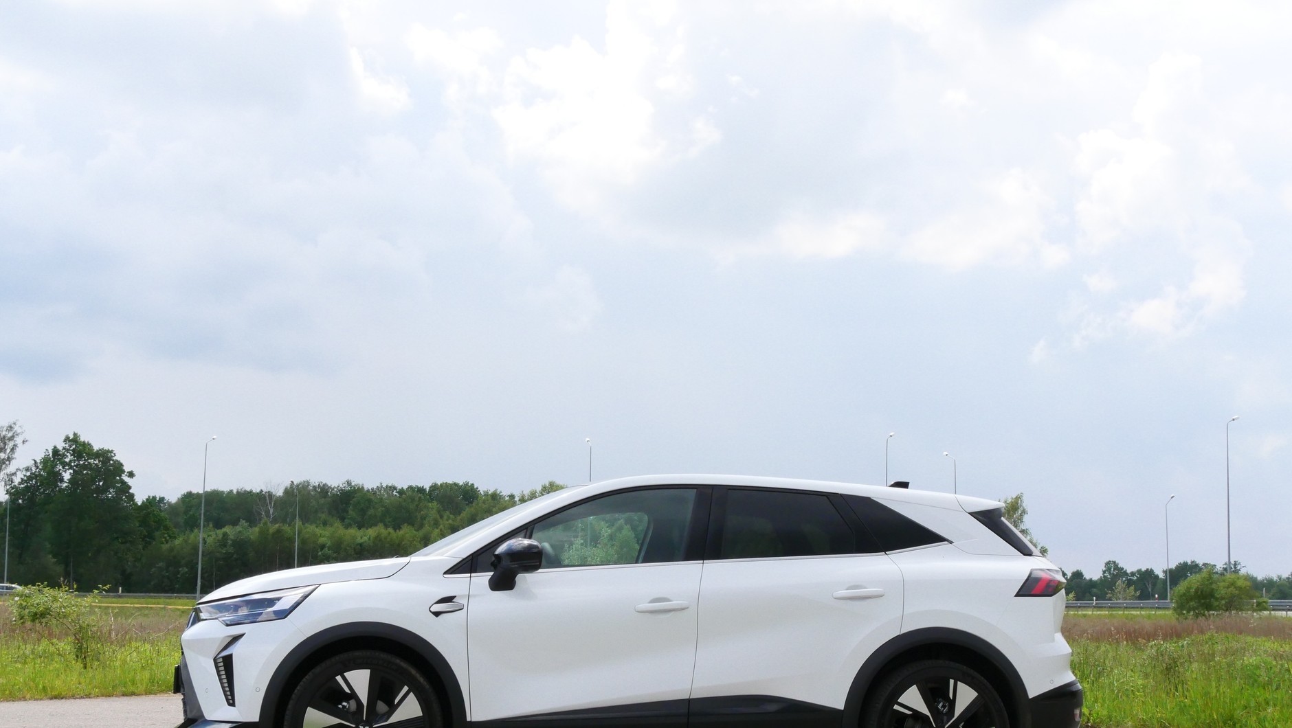 Mitsubishi Grandis 1.3 MHEV – tylko fachowcy poznają z boku, że to nie Renault. 