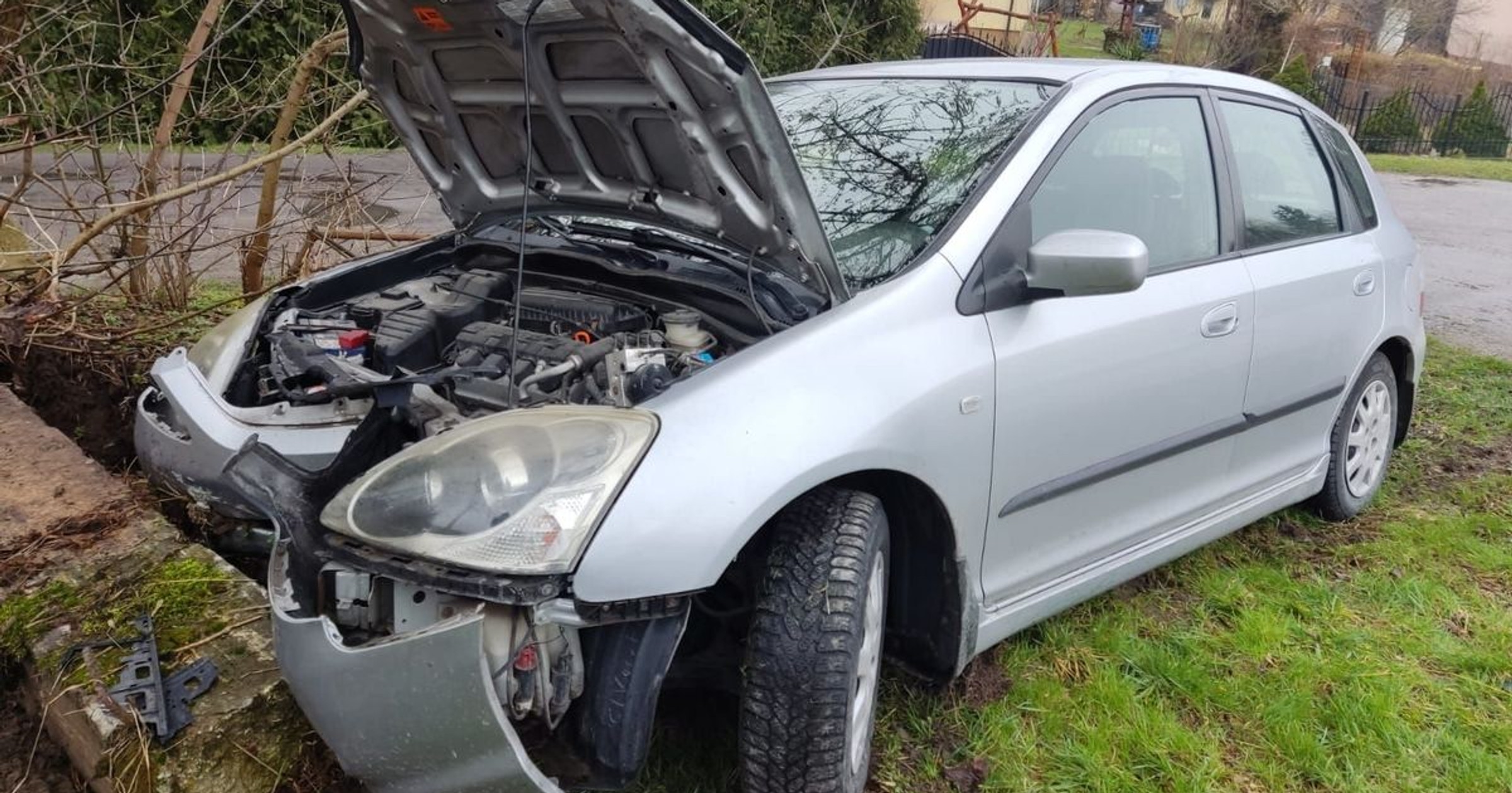 18-latka uderzyła w drzewo. Jej pasażerka trafiła do szpitala 