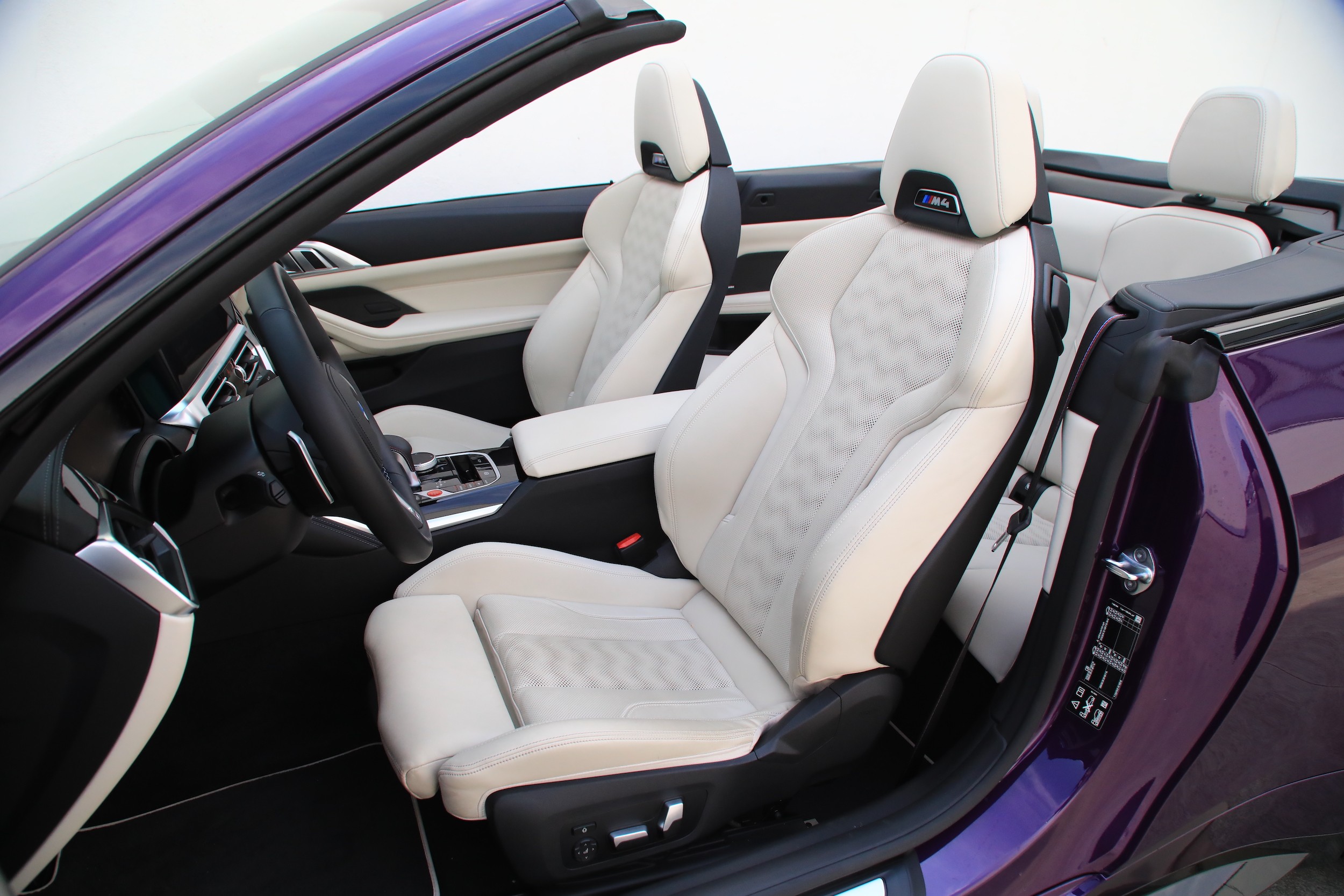 Poza trochę wąskimi siedziskami i szparą po wysunięciu podparcia ud przednie fotele są ekstra.