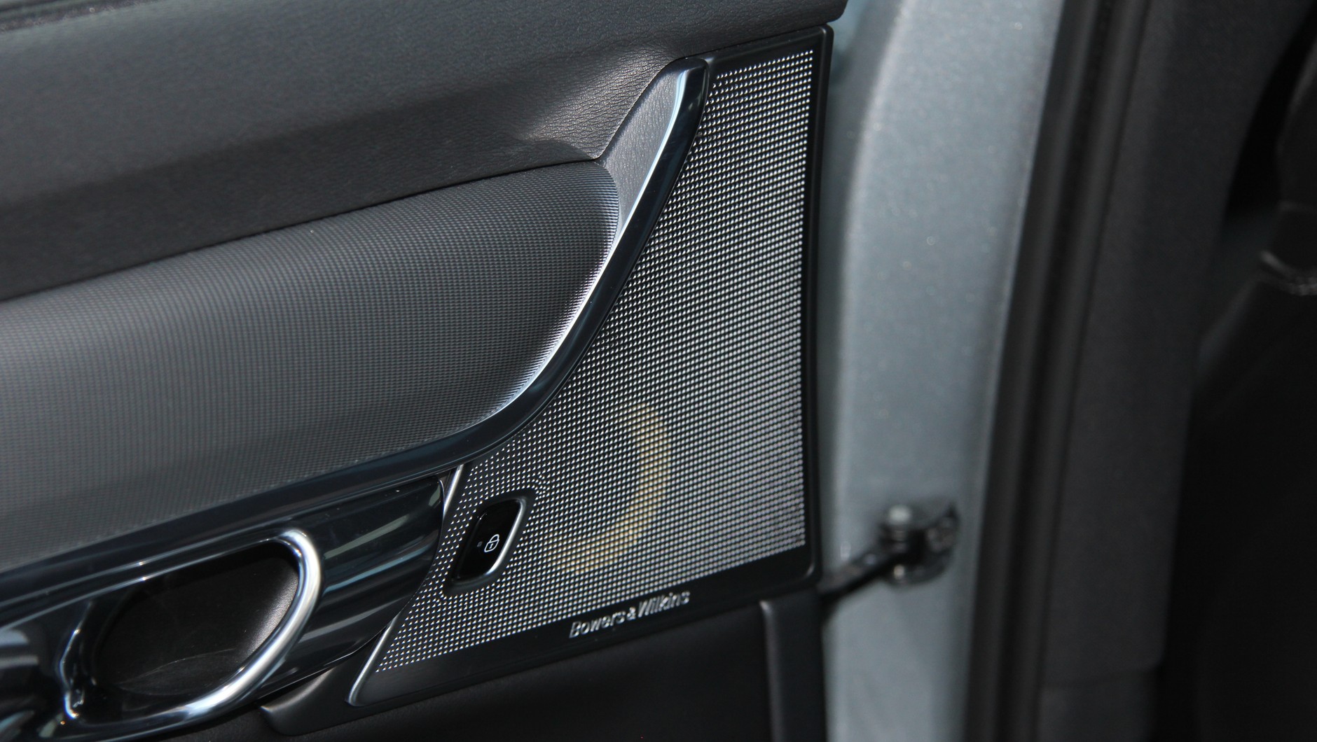 Część zestawu trójdrożnego w tylnych drzwiach - Bowers & Wilkins w Volvo V90