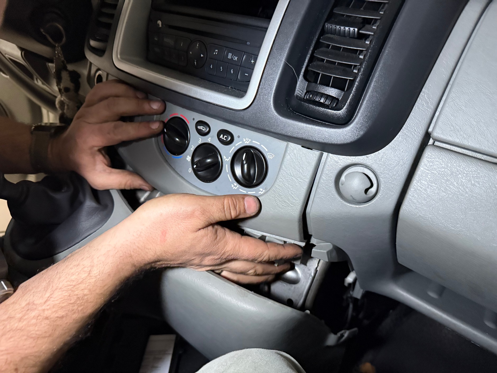 Jeszcze tylko ponowny montaż osłony konsoli i – to by było na tyle